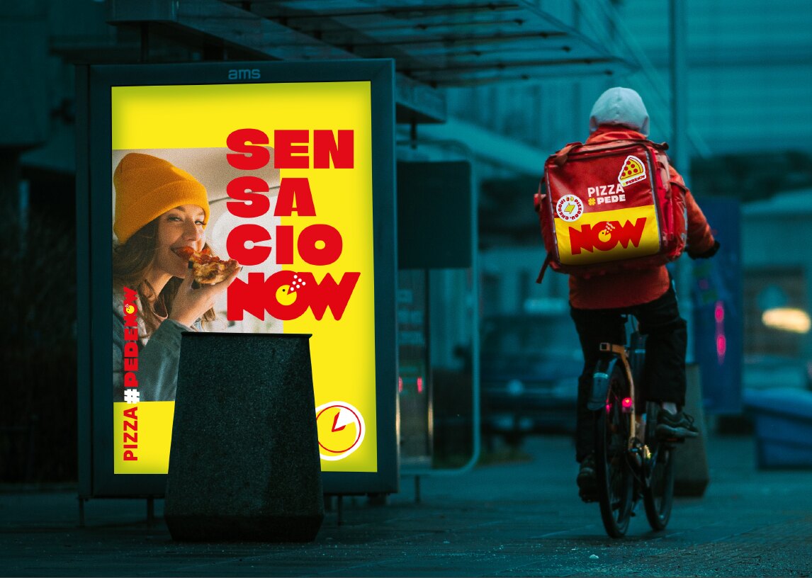 Cartaz Sensacionow e entregador da Pizza Now de bicicleta com a bag NOW